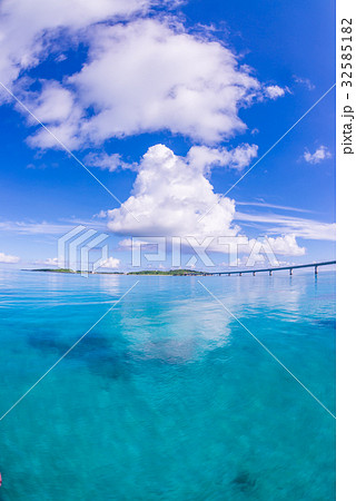 べた凪の海と空 32585182