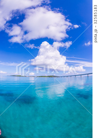 べた凪の海と空 32585183