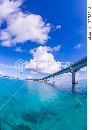 べた凪の海と空 32585184