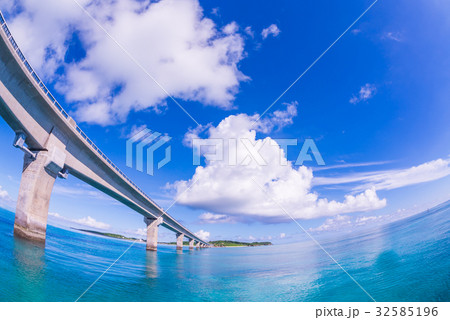 べた凪の海と空 32585196