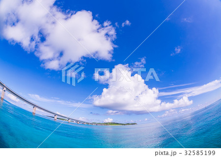 べた凪の海と空 32585199
