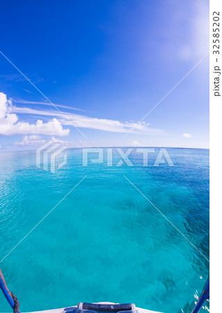 べた凪の海と空 32585202