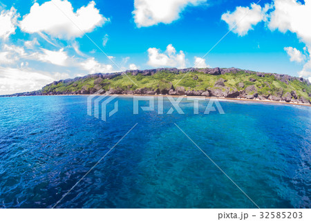 べた凪の海と空 32585203