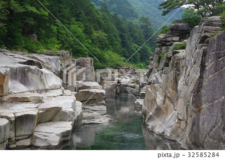 信州 木曽路の景勝 寝覚の床 木曽川に侵食された奇岩がならぶ 浦島太郎伝説も残る 信州 木曽路の景勝 寝覚の床 木曽川に侵食された奇岩がならぶ 浦島太郎伝説も残る 32585284