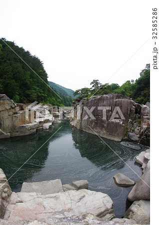 信州 木曽路の景勝 寝覚の床 超広角遠望 木曽川に侵食された奇岩がならぶ 浦島太郎伝説も残る 信州 木曽路の景勝 寝覚の床 超広角遠望 木曽川に侵食された奇岩がならぶ 浦島太郎伝説も残る 32585286