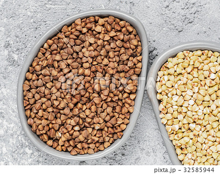 Raw green and roasted brown buckwheat 32585944