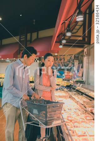 supermarket 32586434