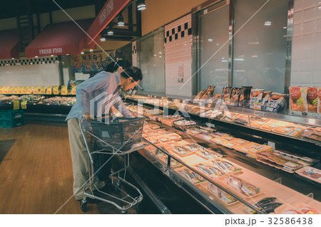 supermarket 32586438