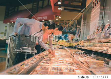 supermarket 32586444