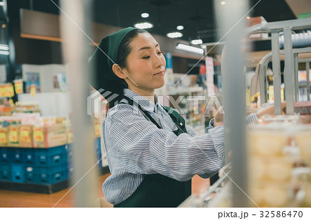 supermarket supermarket 32586470