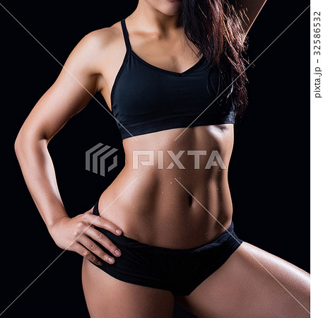Beautiful female fitness model 32586532