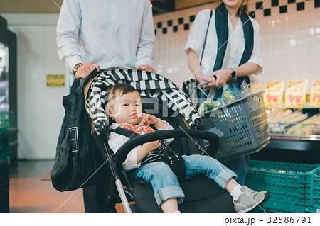 supermarket 32586791