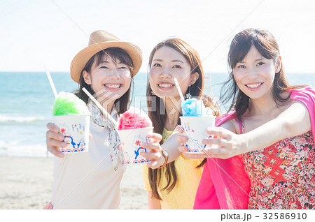女子旅　カキ氷を食べる女性 32586910