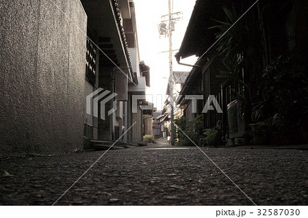 アンダーグラウンドな路地裏 32587030