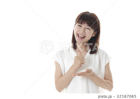納得した女性 32587065