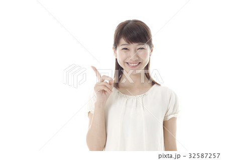 指さしポーズの女性 指さしポーズの女性 32587257