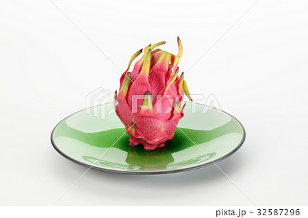 お皿の上のドラゴンフルーツ 沖縄産 お皿の上のドラゴンフルーツ 沖縄産 32587296