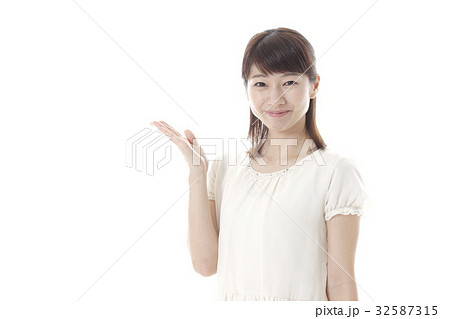 案内ポーズの女性 案内ポーズの女性 32587315