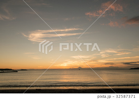 内房から富士山を望む 内房から富士山を望む 32587371