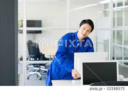 オフィスでパソコンを回収する作業員　 32588375