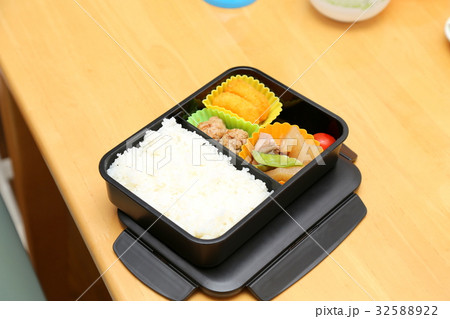 お弁当作り 32588922