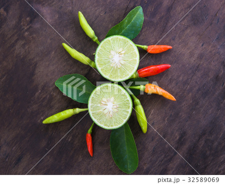 Chili galangal lemon on wood texture Chili galangal lemon on wood texture 32589069