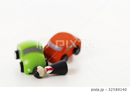 交通事故　正面衝突　車　自動車　白バック　乗り物　乗用車 32589140