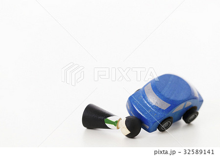 交通事故 正面衝突 車 自動車 白バック 乗り物 乗用車 交通事故 正面衝突 車 自動車 白バック 乗り物 乗用車 32589141