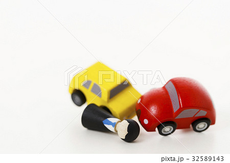 交通事故　正面衝突　車　自動車　白バック　乗り物　乗用車 32589143