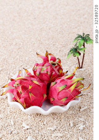 ドラゴンフルーツ皿盛り　ビーチバージョン 32589720