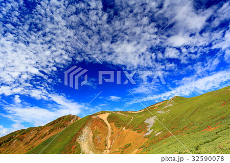 大天井岳付近の縦走路と青空・巻雲 32590078
