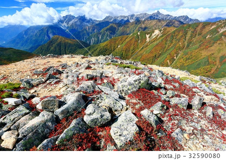 紅葉の北アルプス・横通岳から見る槍・穂高連峰 32590080