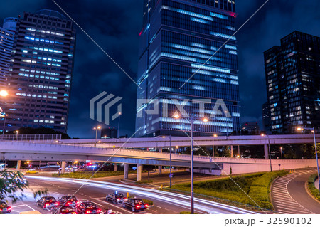 赤坂見附交差点付近の夜景、行きかう自動車の光跡 32590102