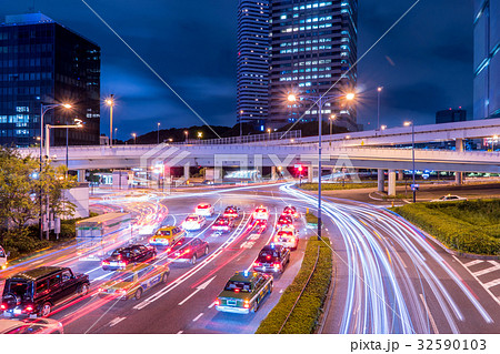 赤坂見附交差点付近の夜景 行きかう自動車の光跡の写真素材