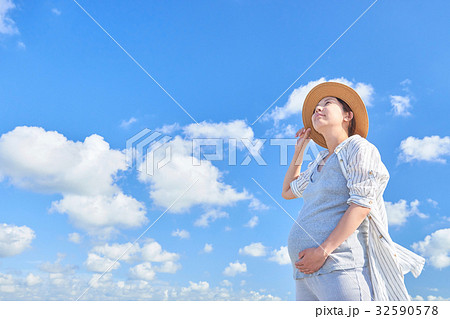 妊婦　青空背景 32590578