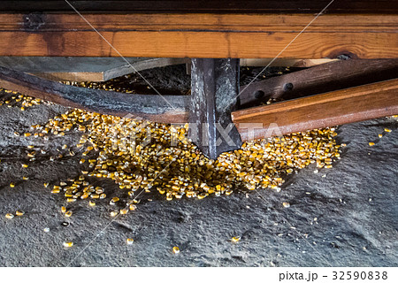 Close up to details of old corn windmill  32590838