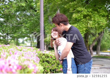 公園でデート中のカップル 32591255