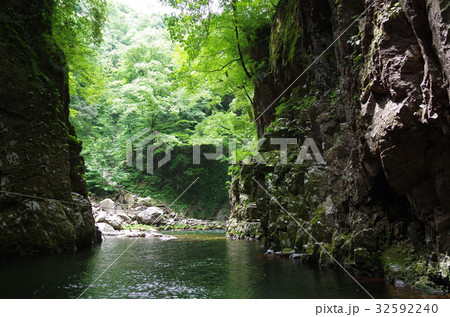 二段滝への峡谷 32592240