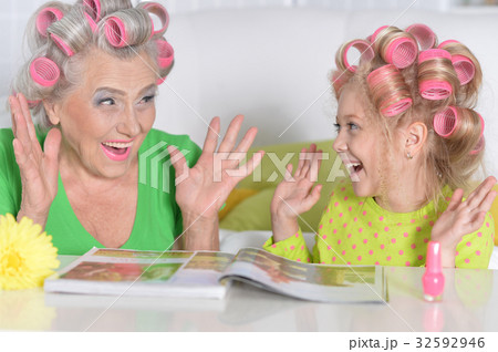 woman and granddaughter doing make up 32592946