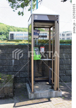 街中の緑のテレフォンカード電話の電話ボックスを撮影 街中の緑のテレフォンカード電話の電話ボックスを撮影 32593055