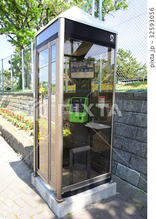 街中の緑のテレフォンカード電話の電話ボックスを撮影 街中の緑のテレフォンカード電話の電話ボックスを撮影 32593056