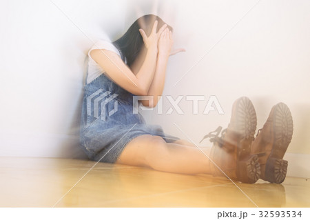 Woman sitting strain unhappy Woman sitting strain unhappy 32593534