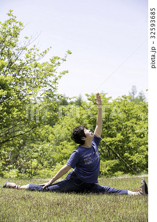 シニア女性の柔軟体操 シニア女性の柔軟体操 32593685