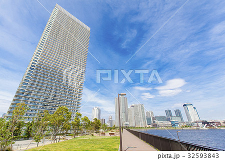 川沿いのタワーマンションと青空 川沿いのタワーマンションと青空 32593843