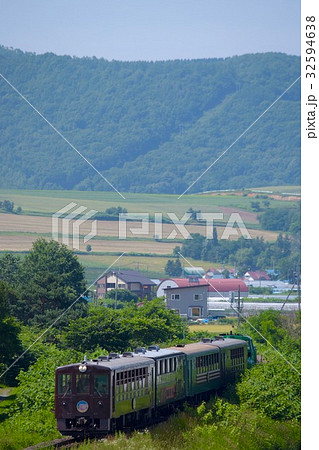 初夏の富良野を走るノロッコ号 初夏の富良野を走るノロッコ号 32594638