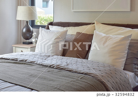 modern bedroom with white and brown pillow on bed modern bedroom with white and brown pillow on bed 32594832
