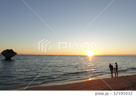 夕日と家族 32595032