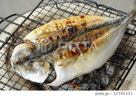 七輪で鯵の干物を焼く 32595351