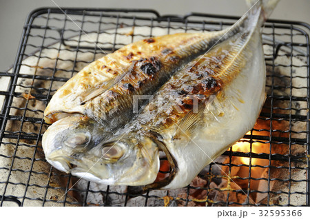 七輪で鯵の干物を焼く 七輪で鯵の干物を焼く 32595366