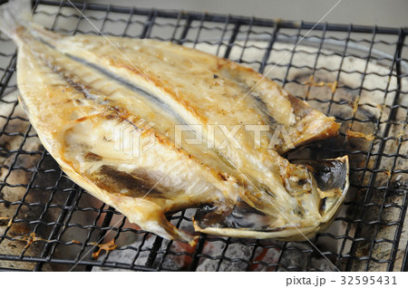 七輪で鯵の干物を焼く 32595431